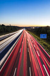 Deutschland, Baden-Württemberg, Leonberg, Autobahn A8, Schnellstraße, Straße, Fahrspuren, Straßenverkehr, viel Verkehr, Fahrzeuge, Dämmerung, Lichter, Lichtspuren - WDF05343