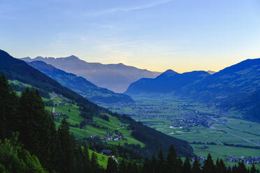 Zillertal mit Finsing bei Sonnenaufgang, Ausblick von Zillertaler Höhenstraße, Tirol, Österreich - SIEF08785