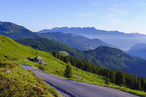 Zillertaler Höhenstraße bei Kaltenbach, Zillertal, hinten Rofan-Gebirge, Tirol, Österreich - SIEF08786