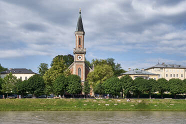 Fluss Salzach und Christuskirche, Salzburg, Österreich - ELF02036