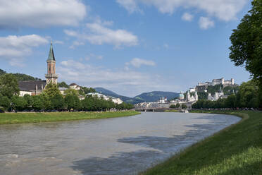 Fluss Salzach und Christuskirche, Salzburg, Österreich - ELF02037