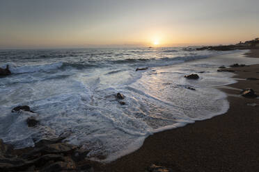 Blick auf den Strand bei Sonnenuntergang, Matosinhos, Porto, Portugal - FCF01760