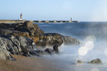 Blick auf Leuchttürme vom Strand aus, Matosinhos, Porto, Portugal - FCF01765