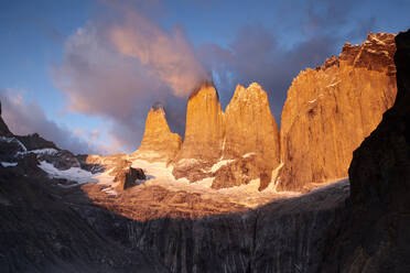 Torres del Paine National Park bei Sonnenaufgang, Patagonien, Chile - CVF01310