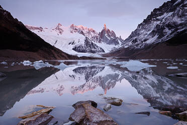 Spiegelung der Berge des Cerro Torre im Lago Torre, Nationalpark Los Glaciares, Patagonien, Argentinien - CVF01317