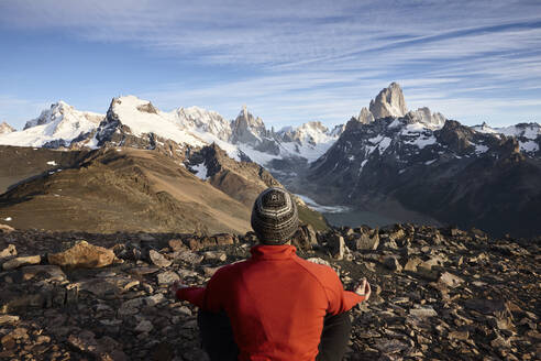 Mann mit Blick auf die Berge Fitz Roy und Cerro Torre, Nationalpark Los Glaciares, Patagonien, Argentinien - CVF01322