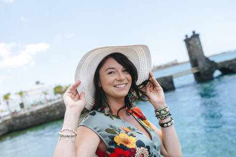 Frau mit weißem Sonnenhut in Arrecife, Spanien, lizenzfreies Stockfoto