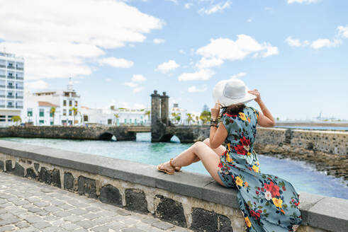 Frau mit weißem Sonnenhut in Arrecife, Spanien - KIJF02504