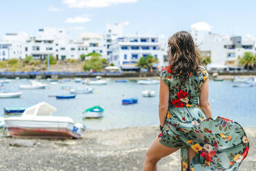 Frau auf dem Weg zum Hafen in Arrecife, Spanien - KIJF02514