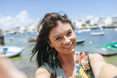 Frau macht ein Selfie am Hafen - KIJF02521