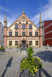 Deutschland, Plattling, Öffentliches Krankenhaus und Springbrunnen - SIEF08801