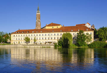 Deutschland, Landshut, Stadttheater, Burg Trausnitz und Kirche St. Martin an der Isar - SIEF08803