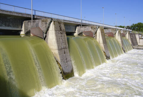 Staudamm des Wasserwerks Pielweichs, Plattling Niederbayern, Deutschland, lizenzfreies Stockfoto