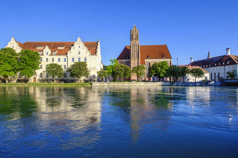 Heilig-Geist-Kirche und Hauptpostamt mit Isar, Landshut, Niederbayern, Deutschland, lizenzfreies Stockfoto