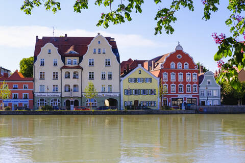 Historische Häuser an der Isar, Landshut, Niederbayern, Deutschland, lizenzfreies Stockfoto