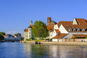 Krankenhaus und Heilig-Geist-Kirche an der Isar, Landshut, Niederbayern, Deutschland - SIEF08824