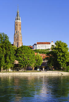 Kirche St. Martin und Burg Trausnitz mit Isar, Landshut, Niederbayern, Deutschland - SIEF08825