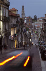 Straßenszene und Igreja de Sao Pedro de Miragaia am Abend, Porto, Portugal - FCF01784