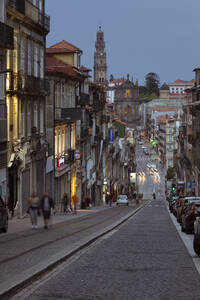 Straßenszene und Igreja de Sao Pedro de Miragaia am Abend, Porto, Portugal - FCF01785