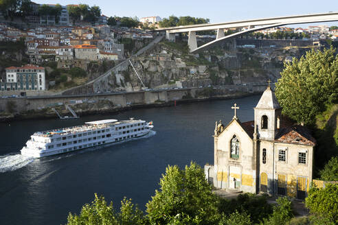 Blick von Gaia auf den Fluss Douro mit Kreuzfahrtschiff, Porto, Portugal - FCF01788