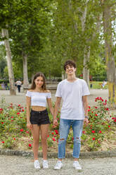Junges Paar hält Hände in einem Park - MGIF00626