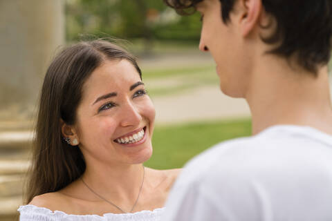 Porträt eines jungen Paares in einem Park, lizenzfreies Stockfoto