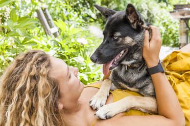 Husky-Schäferhund-Mischling und sein Frauchen, von Angesicht zu Angesicht - TCF06152