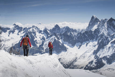 Kaukasische Skifahrer, die auf einem Berggipfel spazieren gehen, Mont Blanc, Chamonix, Frankreich - BLEF11962
