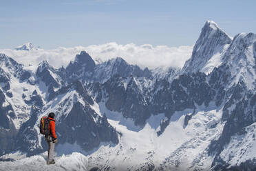Kaukasischer Skifahrer auf dem Berggipfel, Mont Blanc, Chamonix, Frankreich - BLEF11963