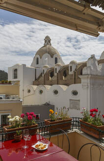 Restaurantbalkon mit Blick auf die Stadt Capri, Amalfi-Halbinsel, Italien - BLEF11979