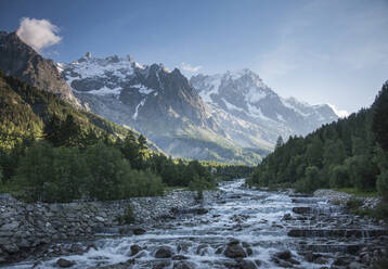 Mont Blanc über abgelegenem Bach, Courmayeur, Italien - BLEF11981