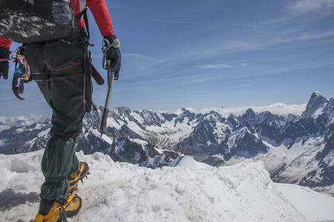 Kaukasischer Wanderer auf einem Berggipfel, Mont Blanc, Chamonix, Frankreich, lizenzfreies Stockfoto