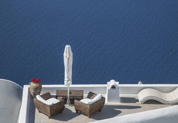 Blick vom Balkon über den Ozean aus einem hohen Winkel - BLEF12023