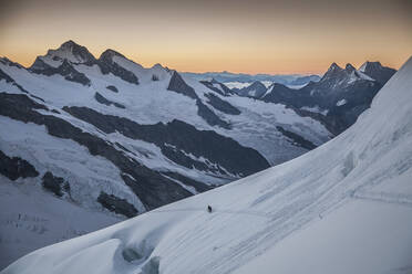 Wanderer auf verschneiten Berghängen - BLEF12032