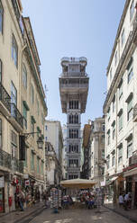 Turm und Wohngebäude über der Straße von Lissabon, Extremadura, Portugal - BLEF12037