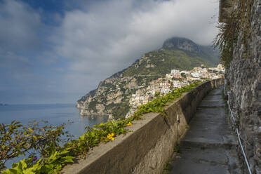 Felsiger Balkon mit Blick auf das Stadtbild von Positano, Amalfi-Halbinsel, Italien - BLEF12045