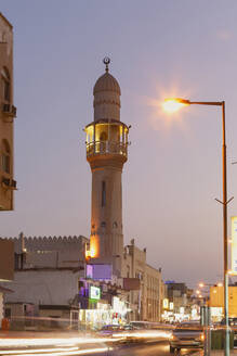Zeitrafferansicht des Verkehrs unter dem Turm, Manama, Bahrain - BLEF12052