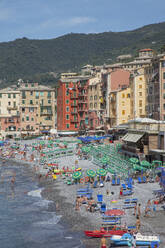 Luftaufnahme von Touristen am Strand von Camogli, Ligurien, Italien - BLEF12055