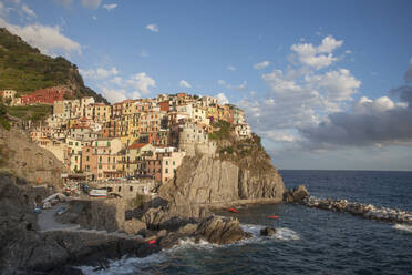 Manarola hillside over ocean, Cinque Terre, Italy - BLEF12056