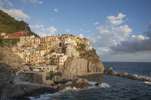 Manarola am Hang über dem Meer, Cinque Terre, Italien - BLEF12056