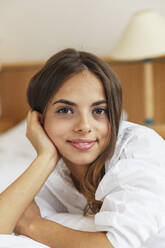 Kaukasische Frau lächelnd im Bett - BLEF12061