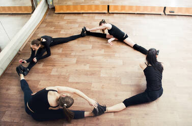 Kaukasische Tänzer beim Stretching im Studio - BLEF12068