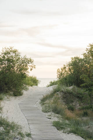 Uferpromenade zum Strand, Liepaja, Lettland, lizenzfreies Stockfoto