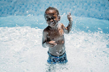 Glücklicher kleiner Junge im Schwimmbad - OCMF00526