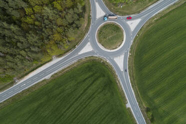 Luftaufnahme einer Kreisverkehrskreuzung mit Verkehr, Franken, Bayern, Deutschland. - RUEF02269
