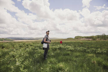 Vater und Sohn beobachten Vögel, Schottland, UK - NMS00329