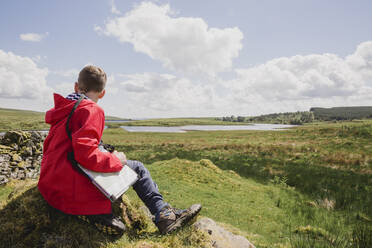 Junge mit Landkarte und Aussicht, Cairngorms, Schottland, UK - NMS00336