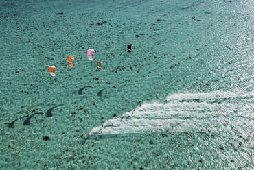 Luftaufnahme von Menschen beim Kitesurfen auf dem Meer - BLEF12084