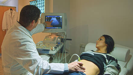 Arzt verwendet Ultraschall bei schwangerer Frau - BLEF12123