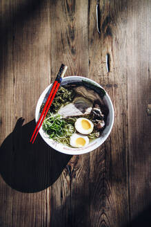 Schüssel mit Ramen aus hohem Winkel - BLEF12150